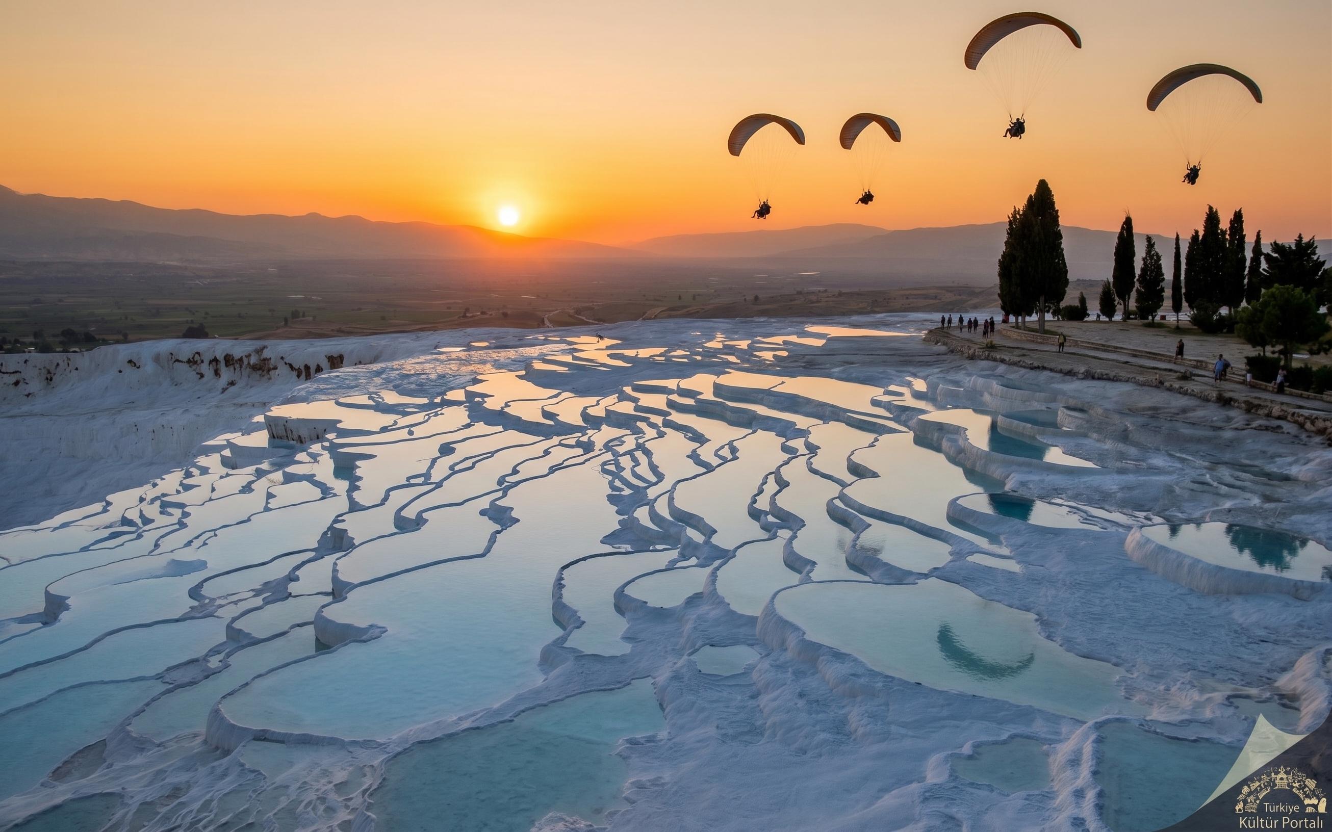 Pamukkale Gökyüzünden: Yamaç Paraşütüyle Beyaz Cennetin Eşsiz Manzarası